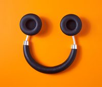 وقتی مردم آهنگ‌های شاد گوش می‌کنند، بازدهی بازار سهامشان بیشتر می‌شود